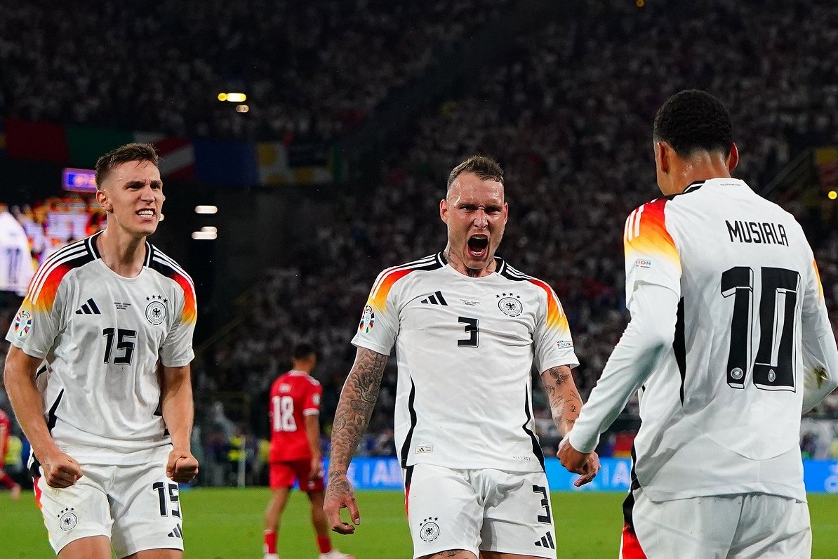 Vācijas futbolisti priecājas par otro vārtu guvumu spēlē pret Dāniju