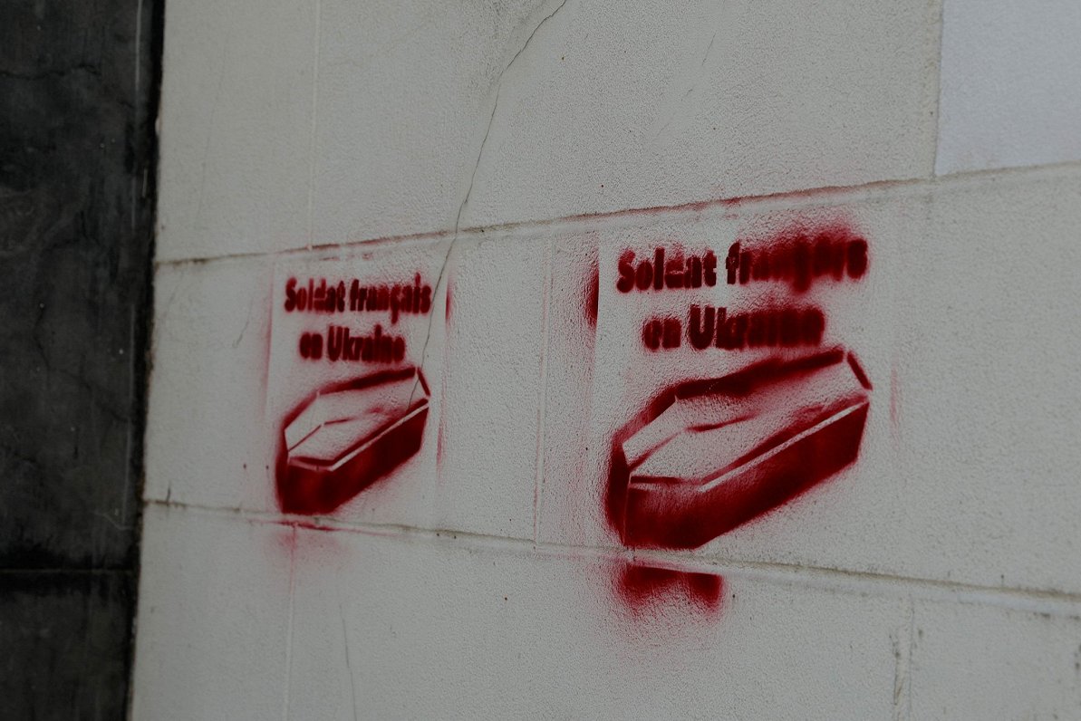 Grafiti ar uzrakstu &quot;Franču karavīri Ukrainā&quot;