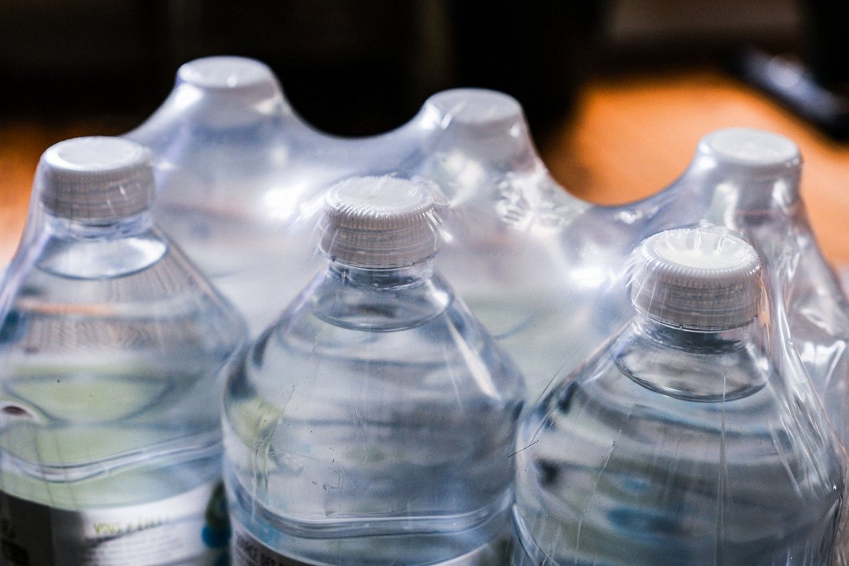 Neatdalāmie plastmasas pudeļu korķīši – no jūlija ES valstīs obligāti; domas par tiem atšķiras
