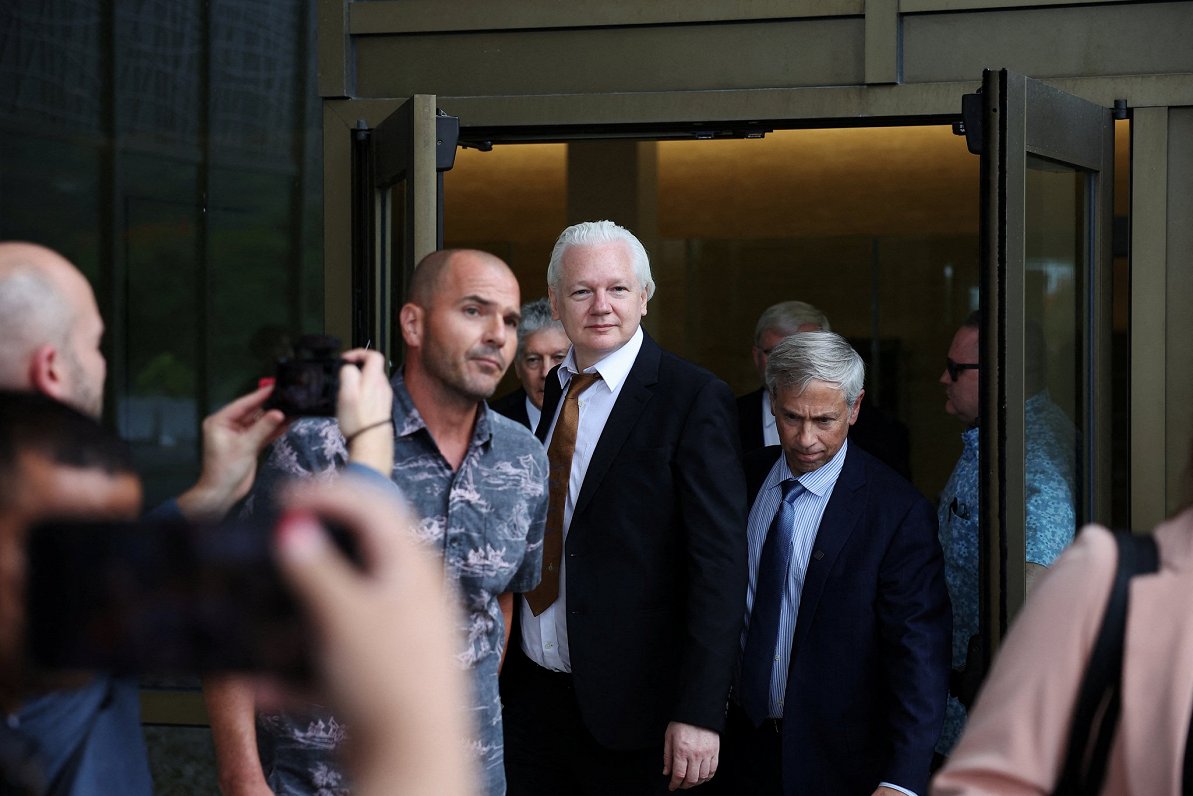 &quot;WikiLeaks&quot; dibinātājs  Džūljens Asanžs pēc tiesas sēdes ASV apgabaltiesā Saipanā