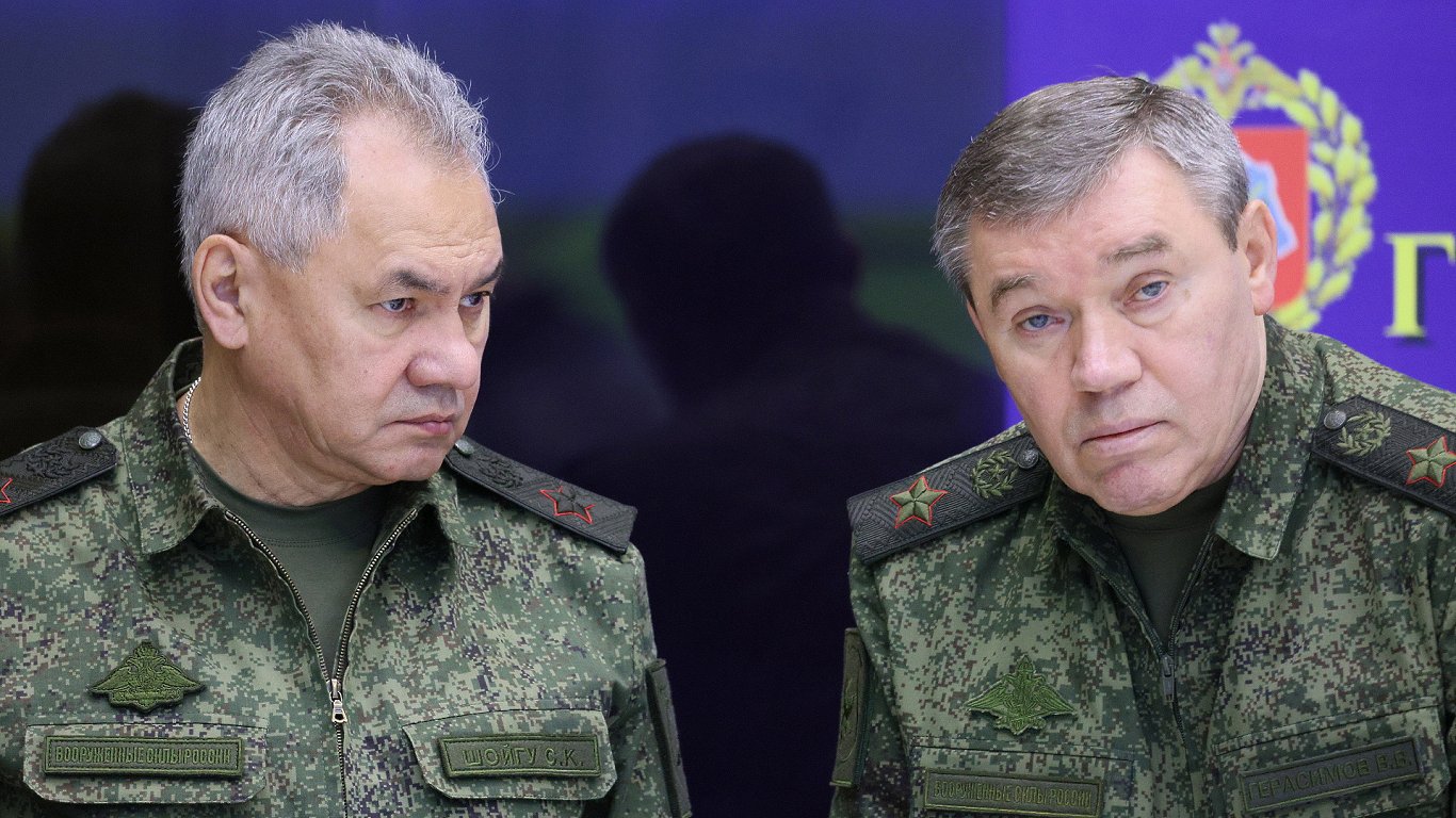 Сергей Шойгу (слева) и Валерий Герасимов. РФ, 17.12.2022