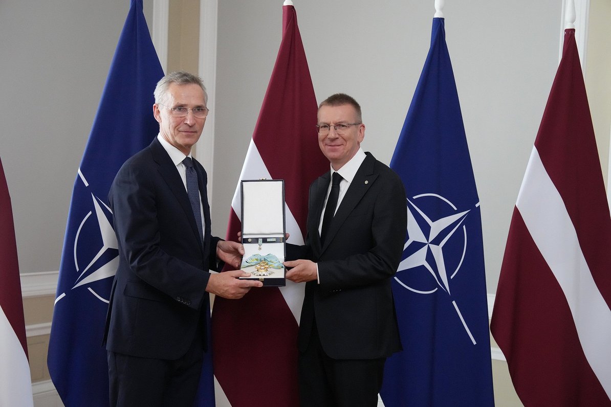 Генсек НАТО Йенс Столтенберг (слева) и президент Латвии Эдгар Ринкевич