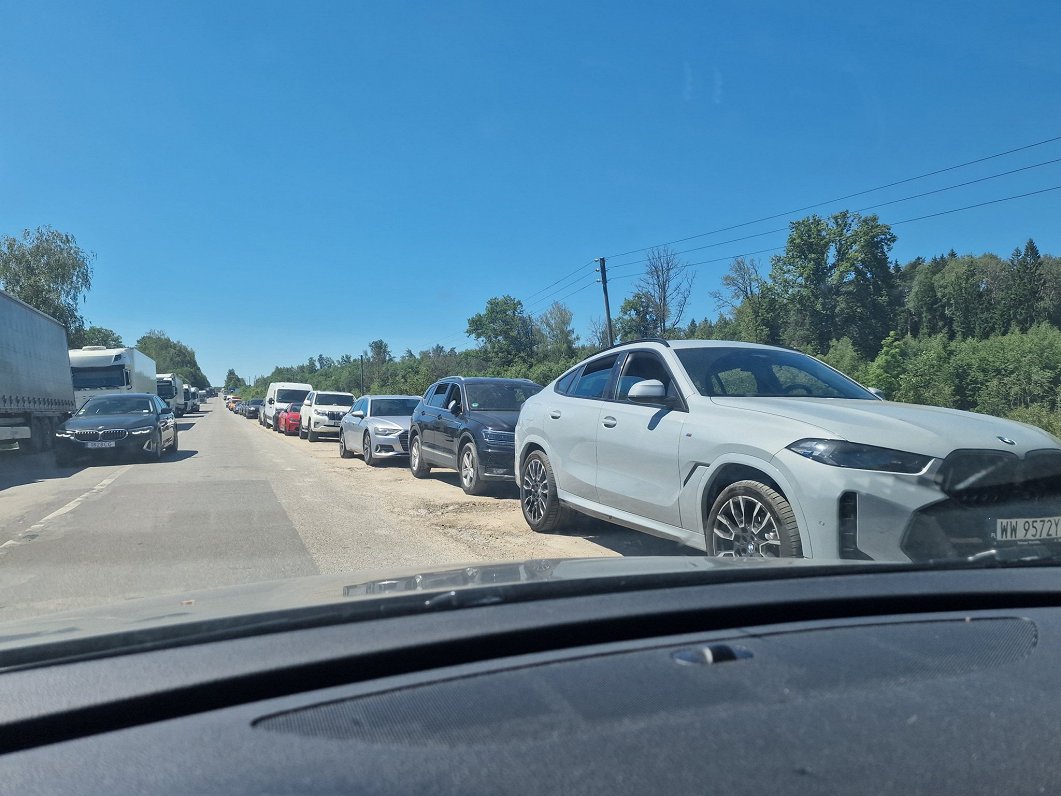 Очередь автомобилей на КПП Патерниеки на латвийско-белорусской границе