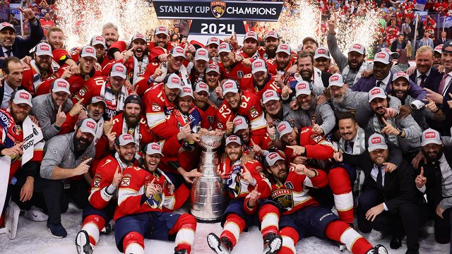 Latvijas hokejista Balinska pārstāvētā Floridas «Panthers» izcīna NHL Stenlija kausu