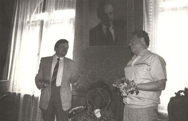 Jānis Peters (no kreisās) un Čingizs Aitmatovs. 1987. gadā Rakstnieku savienībā Rīgā