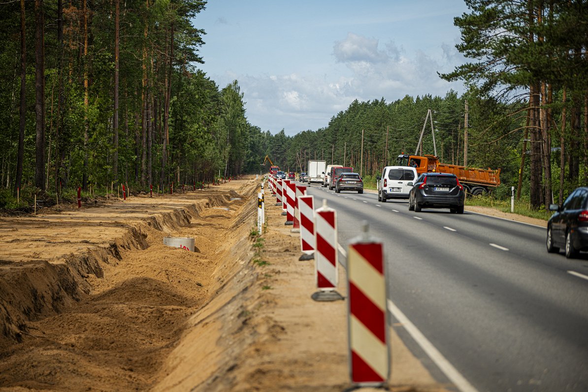 FOTO: No Salas līdz Jēkabpilij būvē gājēju un velobraucēju ceļu un atjauno vēsturisko tiltu pār Pelītes upi