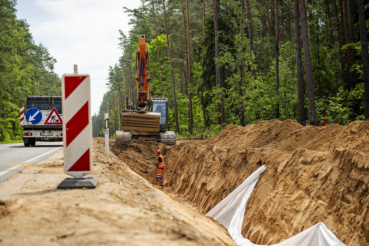 No Salas līdz Jēkabpilij būvē gājēju un velobraucēju infrastruktūru un atjauno vēsturisko tiltu pār...