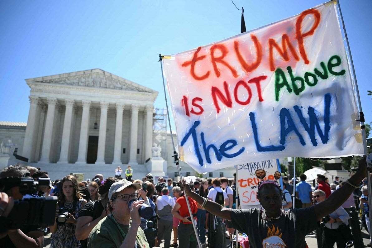 Protestētāji pie ASV Augstākās tiesas ēkas ar lozungu &quot;Tramps nav augstāk par likumu&quot;