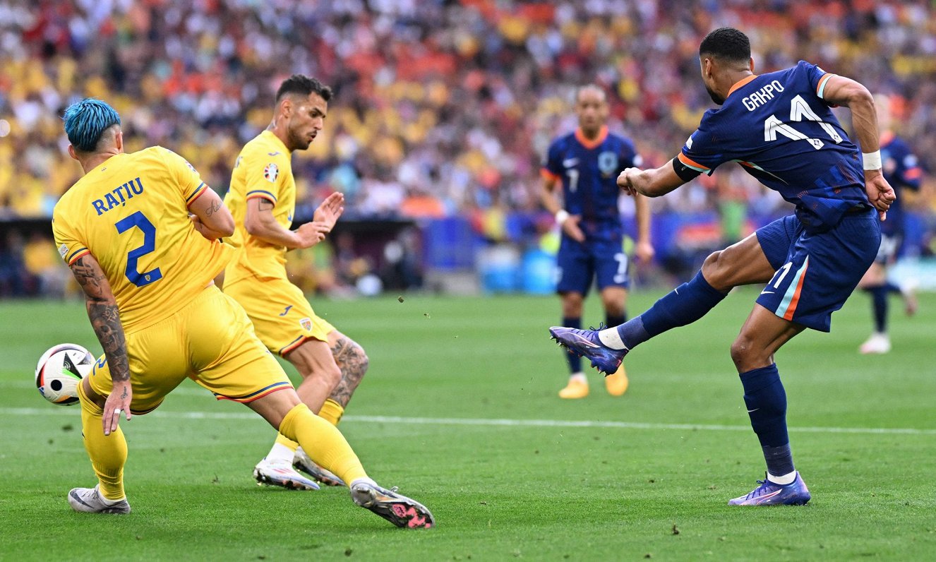 Nīderlandes futbolists Kodijs Gakpo gūst vārtus spēlē pret Rumāniju