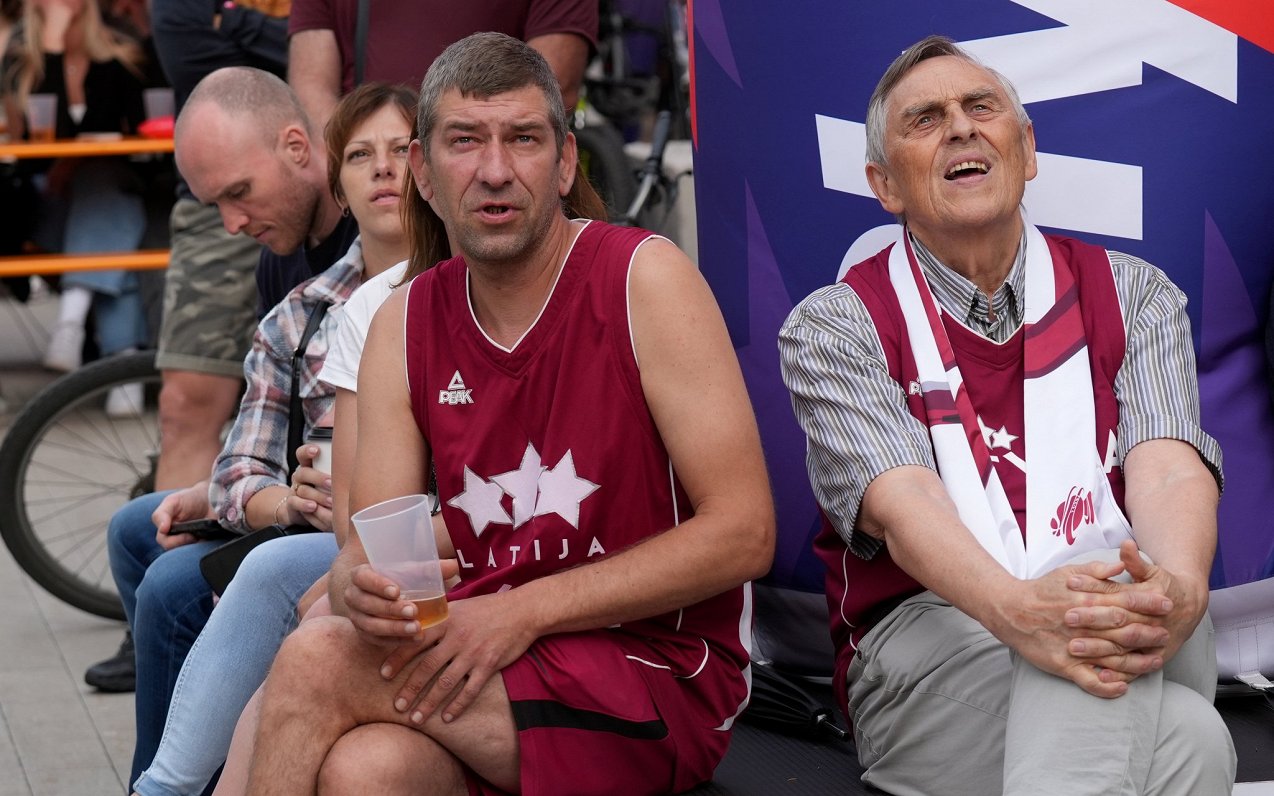 Parīzes olimpisko spēļu kvalifikācijas turnīra spēles basketbolā skatīšanās Esplanādē, Rīgā