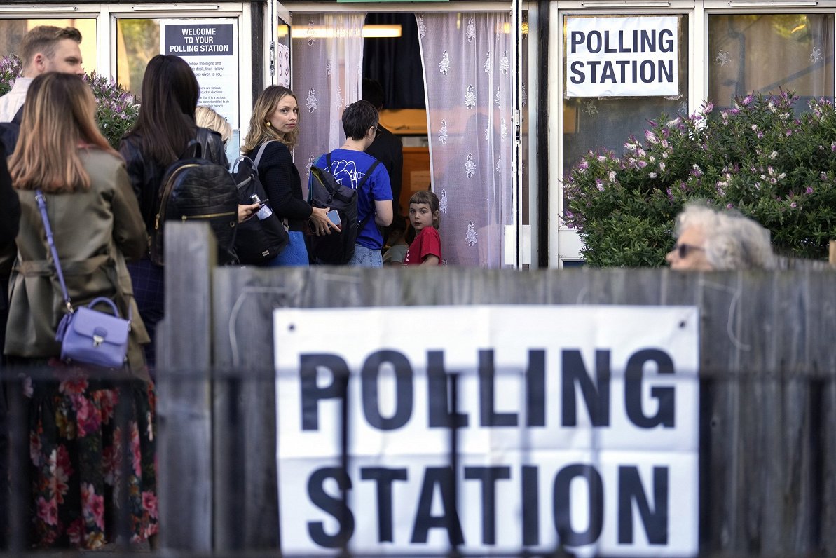 Britu vēlētāji pie balsošanas iecirkņa Londonā. Lielbritānijā ceturtdien notiek parlamenta vēlēšanas