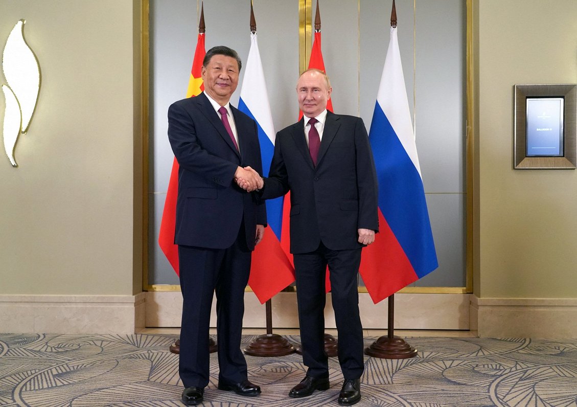 Ķīnas prezidents Sji Dziņpins un Krievijas autoritārais līderis Vladimirs Putins