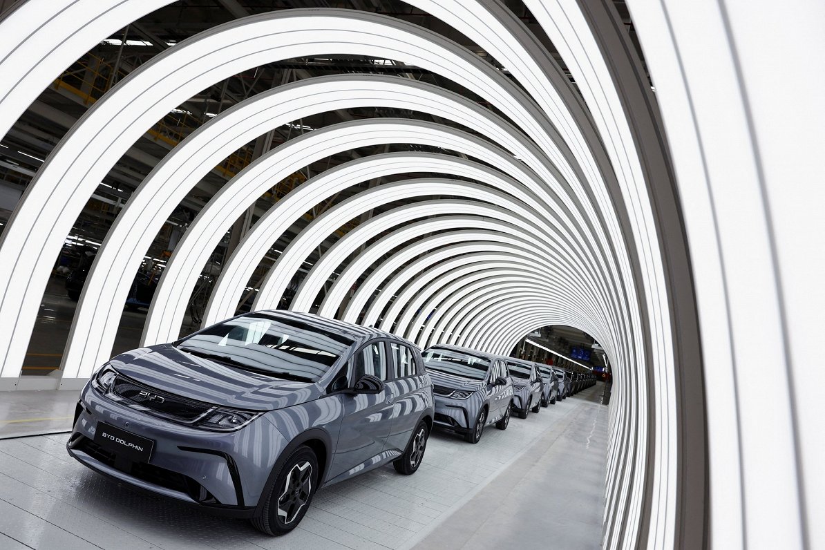 Ķīnas autobūves uzņēmuma &quot;BYD&quot; elektroauto, kas ražoti rūpnīcā Taizemē