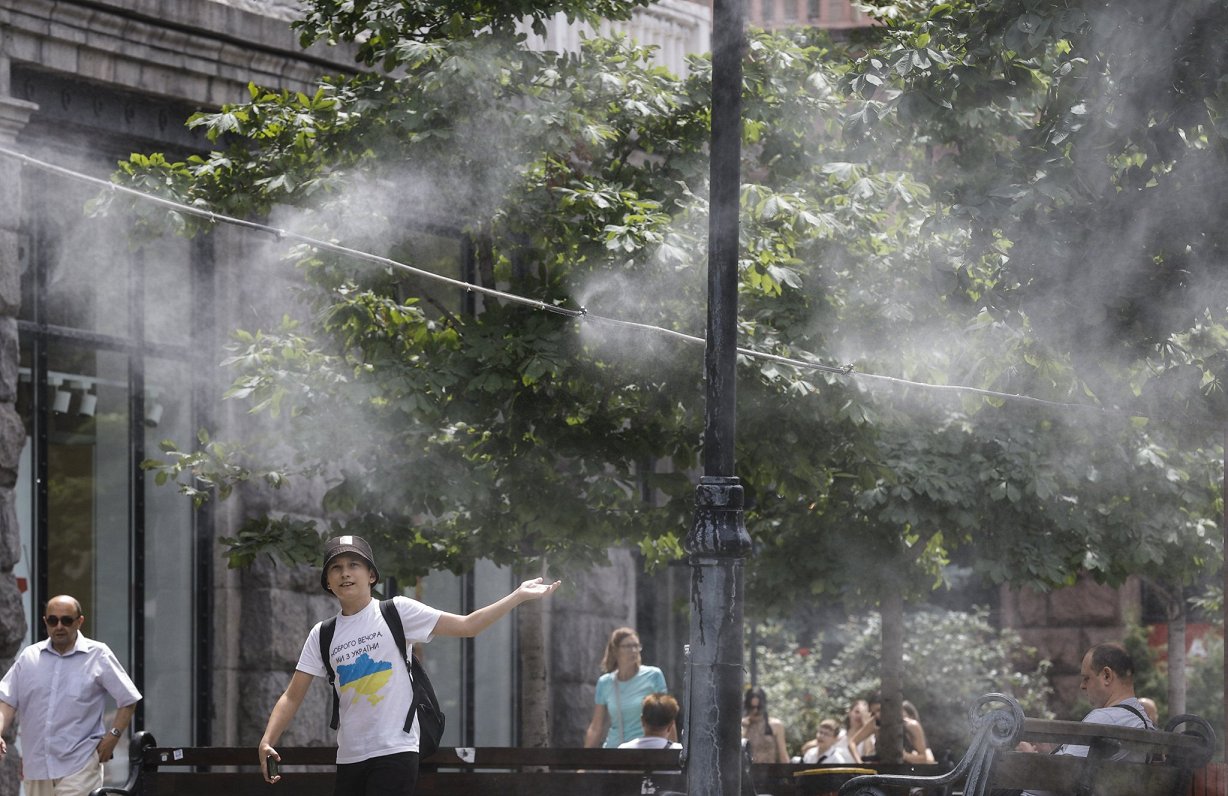 Для удобства прохожих на улице в жару установлены спринклеры с водой. Украина, Киев, 05.07.2024.