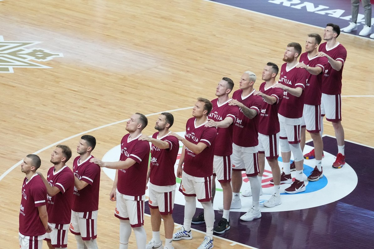 Latvijas izlases basketbolisti pirms olimpiskās kvalifikācijas turnīra fināla pret Brazīliju