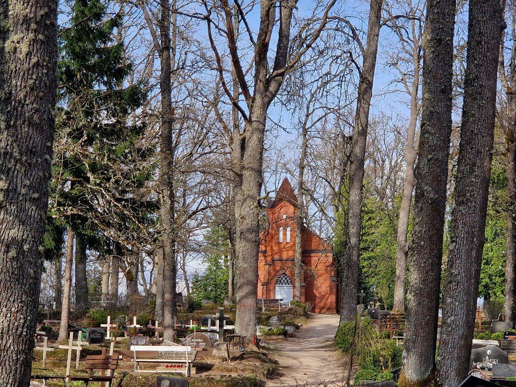 Alūksnes Lielie kapi un kapliča