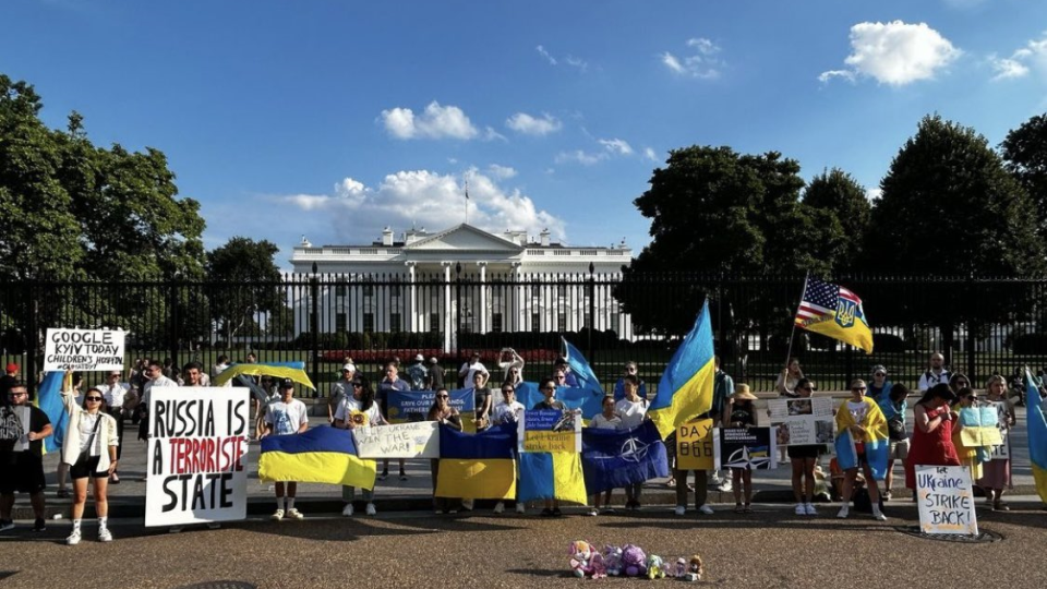 Пикет украинцев в Вашингтоне в день открытия саммита НАТО.