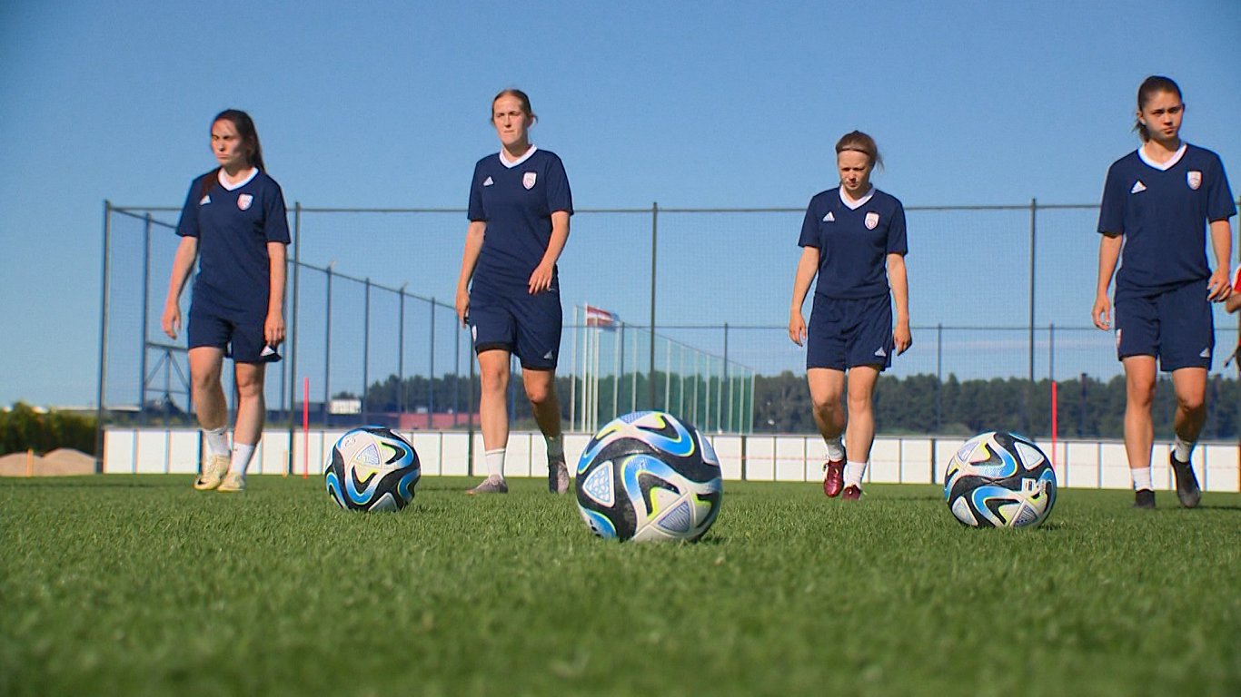 Latvijas izlases futbolistes treniņā