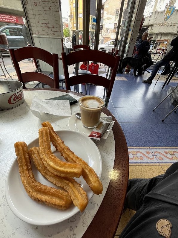 Churros un kafija ar pienu – labs sākums daudzsološai dienai!