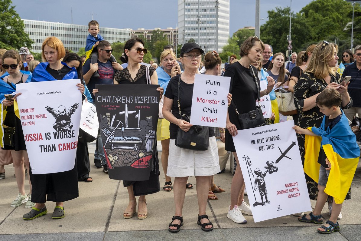 Ukrainas atbalstītāji protestē pie ANO mītnes Ženēvā