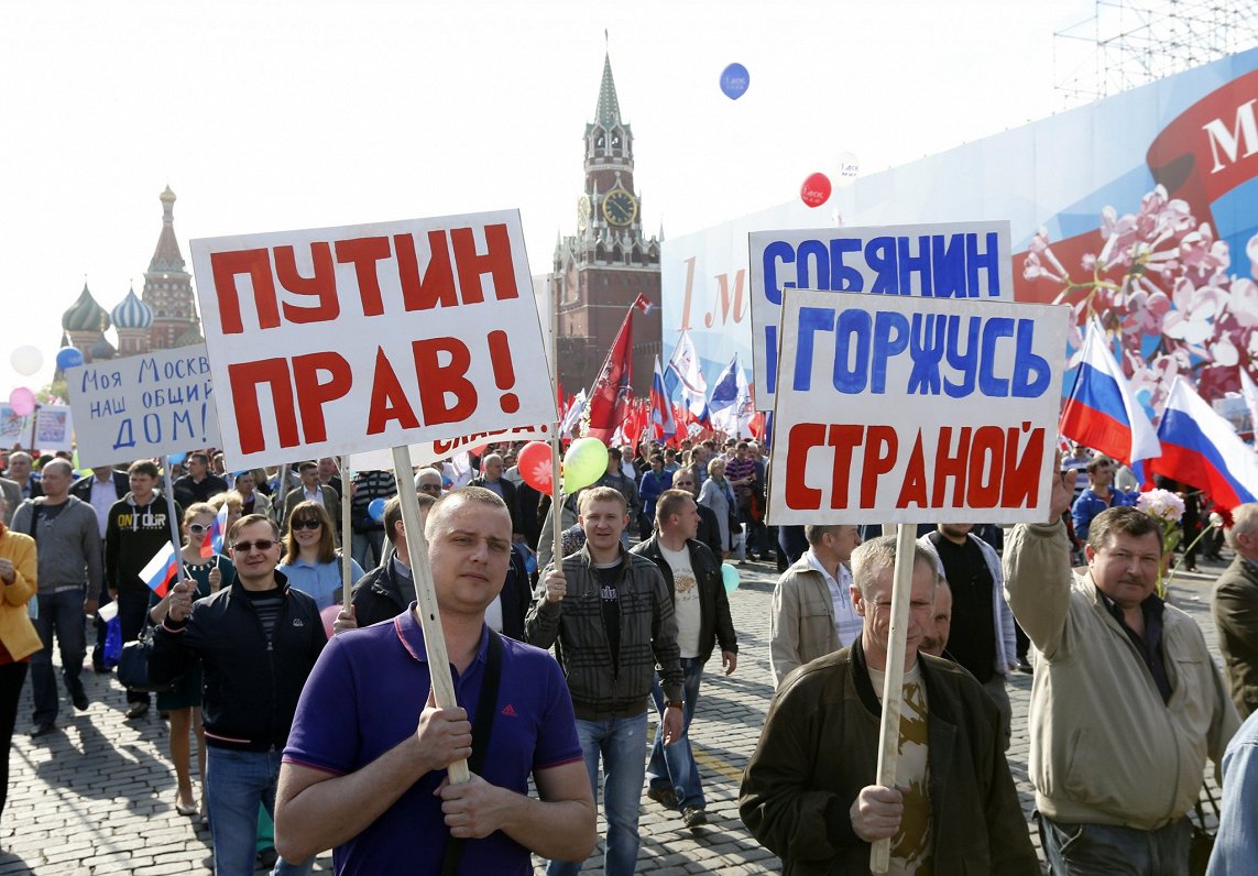 1. maija demonstrācija Maskavā. Plakāti vēsta &quot;Putinam taisnība!&quot;, &quot;Lepojos ar valsti...