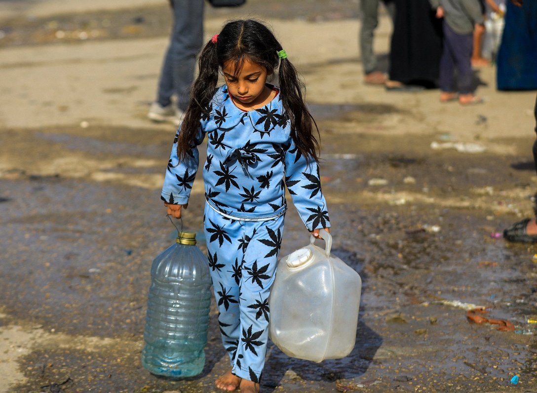 Palestīniešu bērns ar dzeramā ūdens pudelēm Gazas joslas pilsētā Rafahā