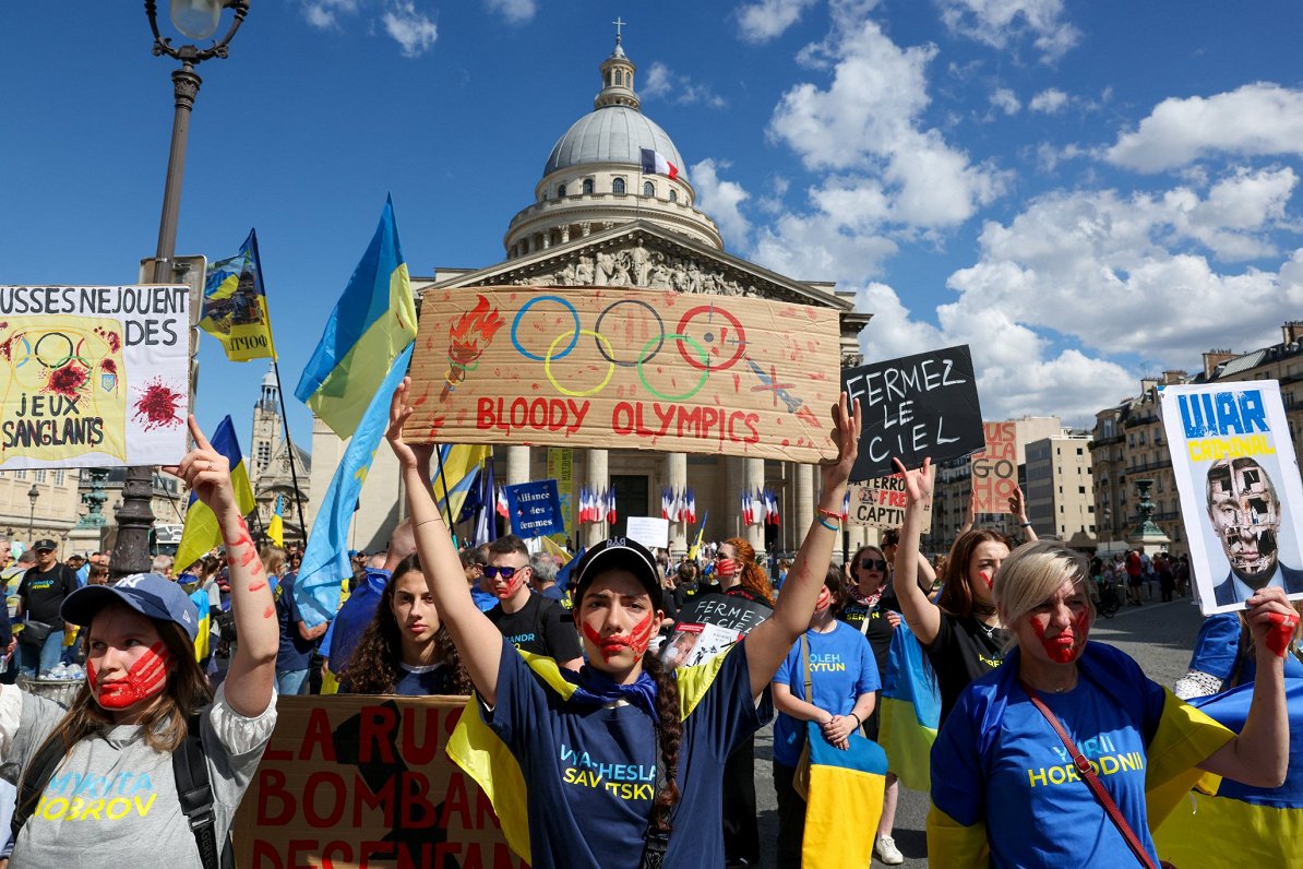 Akcija nogalināto Ukrainas sportistu piemiņai Parīzē.