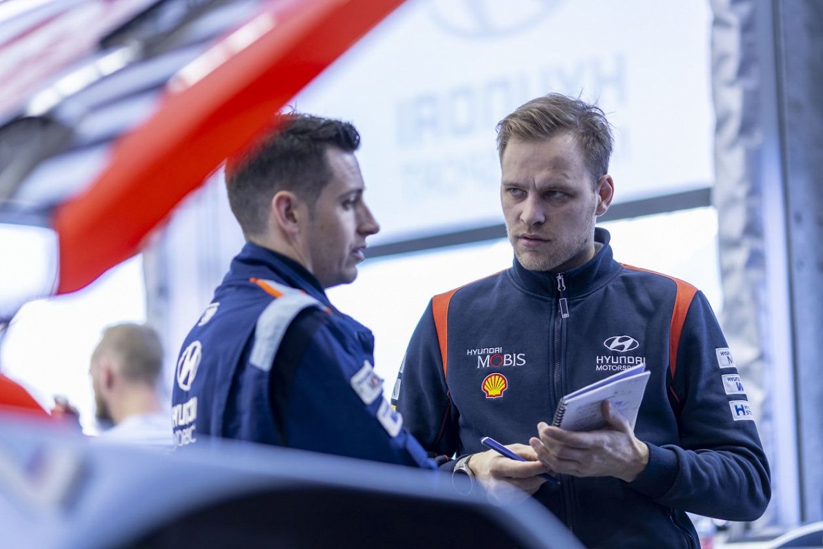 WRC komandas &quot;Hyundai Shell Mobis&quot; sacīkšu inženieris Arturs Ozoliņš (no labās).