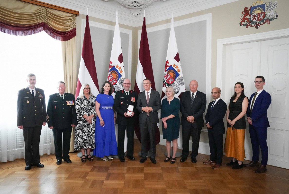 Viestura ordeņa pasniegšana Kanādas bruņoto spēku pavēlniecības Latvijā komandierim Vinsam Kerstīnam