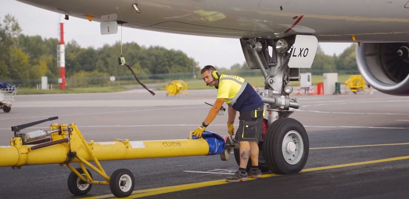 Kompānijas &quot;Baltic Ground Services&quot; lidmašīnas uzpildes serviss.