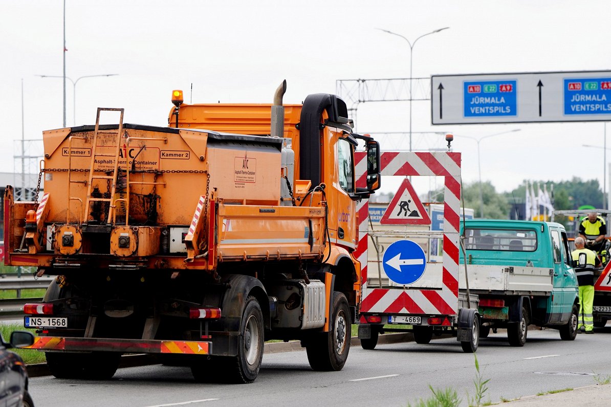 Ceļu būves darbu uzsākšana Kārļa Ulmaņa gatvē.