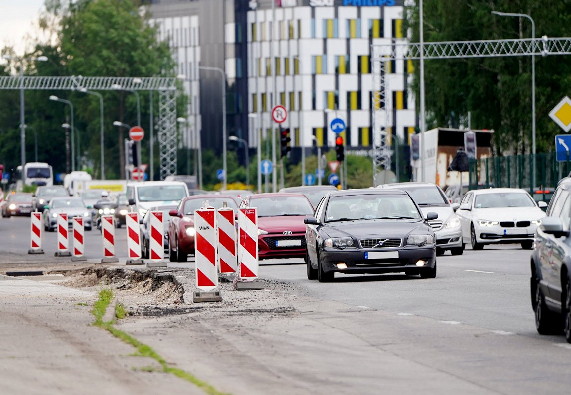 Ceļu būves darbu uzsākšana Kārļa Ulmaņa gatvē.