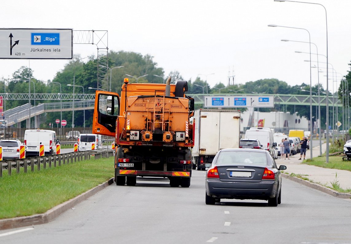 Ceļu būves darbu uzsākšana Kārļa Ulmaņa gatvē.