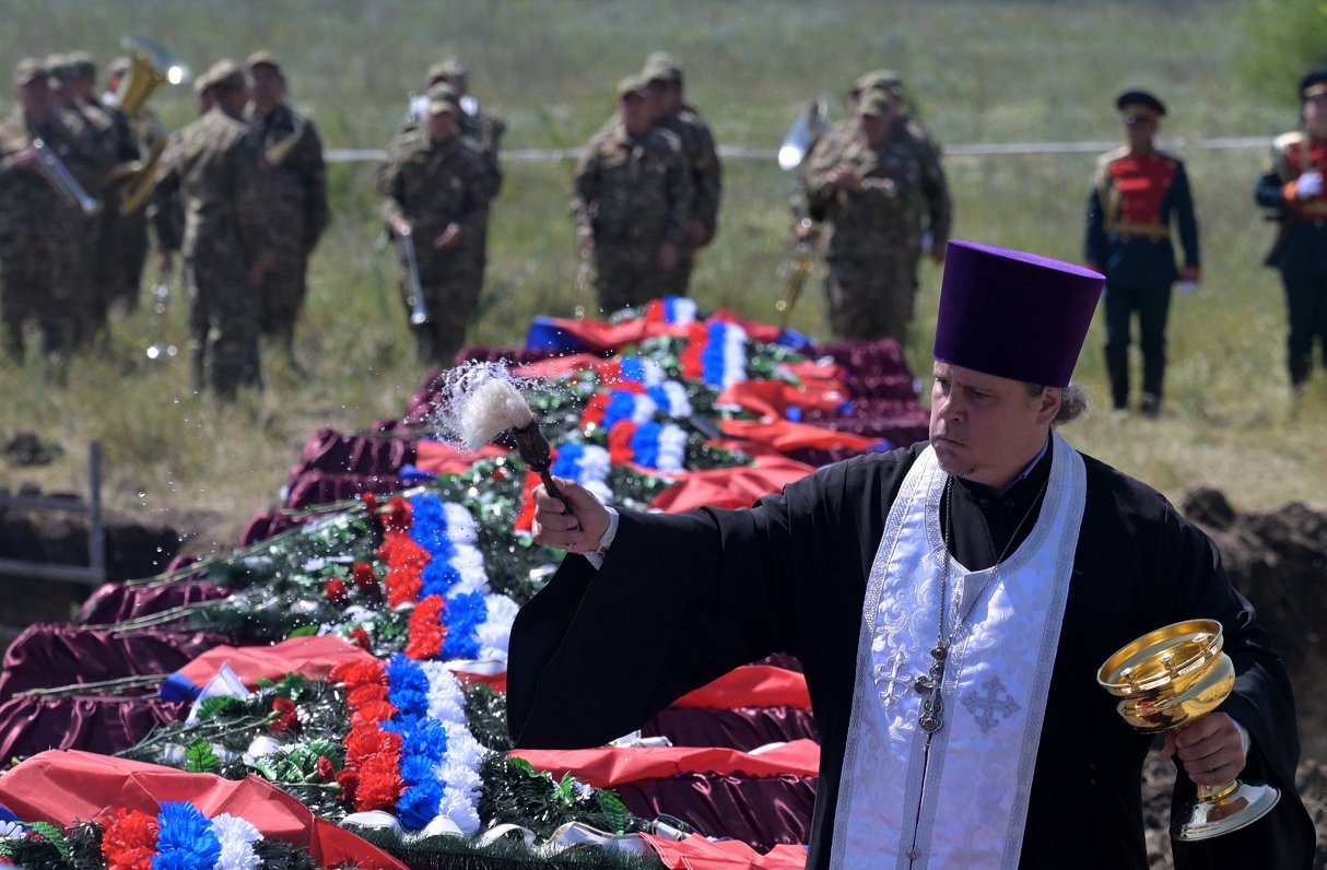 Pareizticīgo baznīcas priesteris vada Krievijas armijas karavīru izvadīšanas ceremoniju.