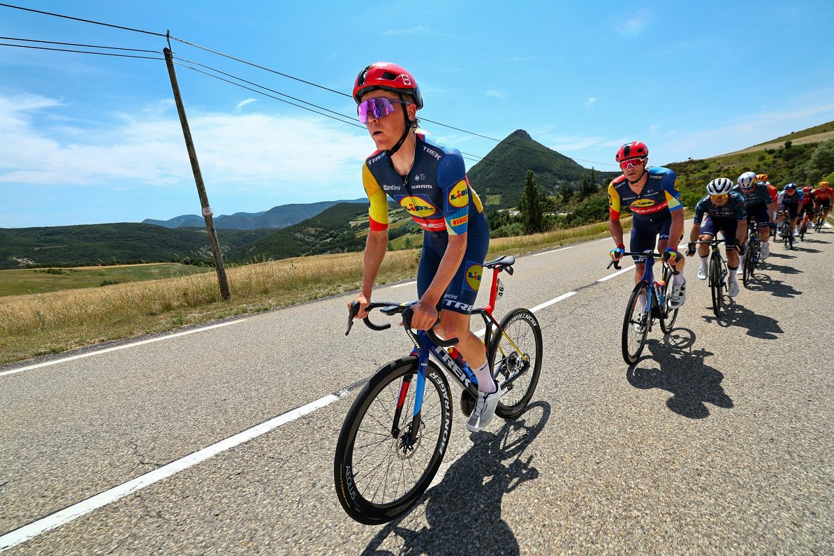 Toms Skujiņš (pa kreisi) &quot;Tour de France&quot; posmā