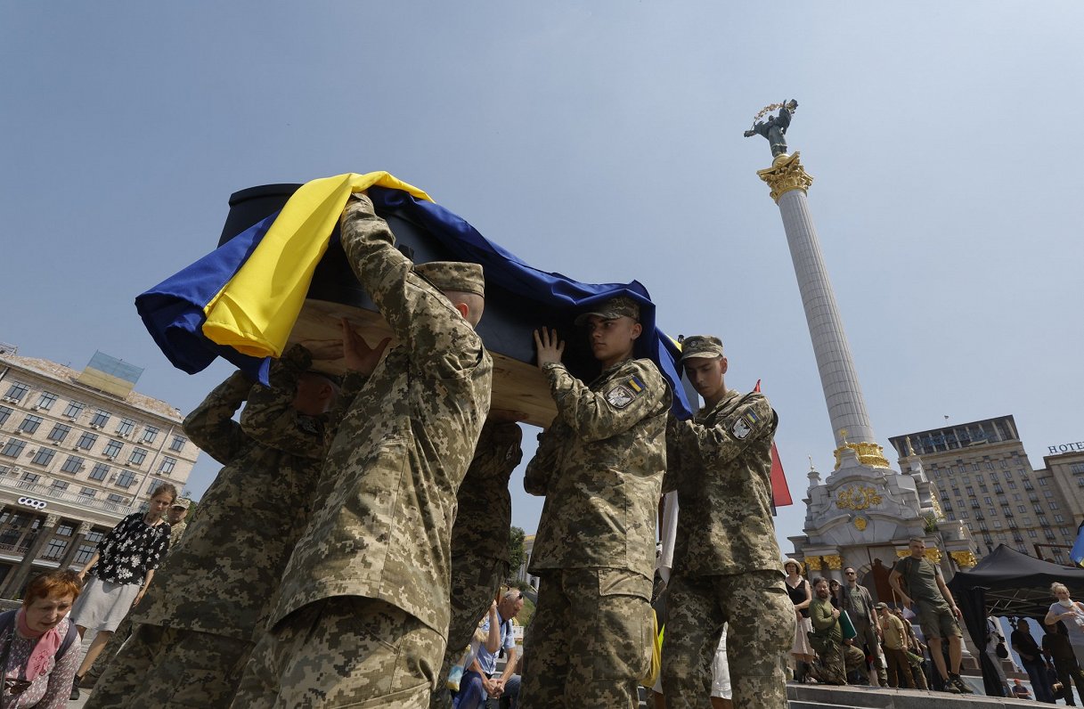 Ukrainas armijas karavīra bēru ceremonija Kijivā.