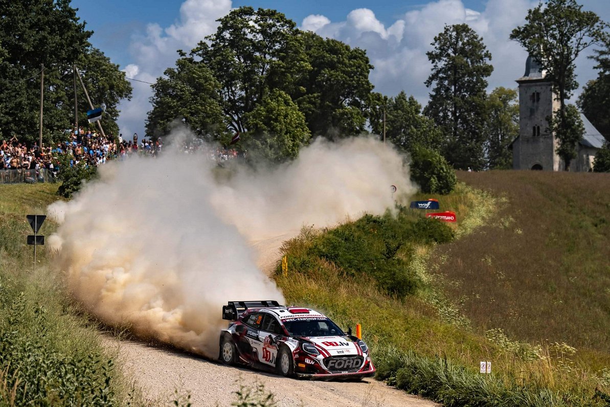 Mārtiņa Seska/Renāra Franča ekipāža Latvijas WRC posmā leģendārajā Vecpils ātrumposmā.