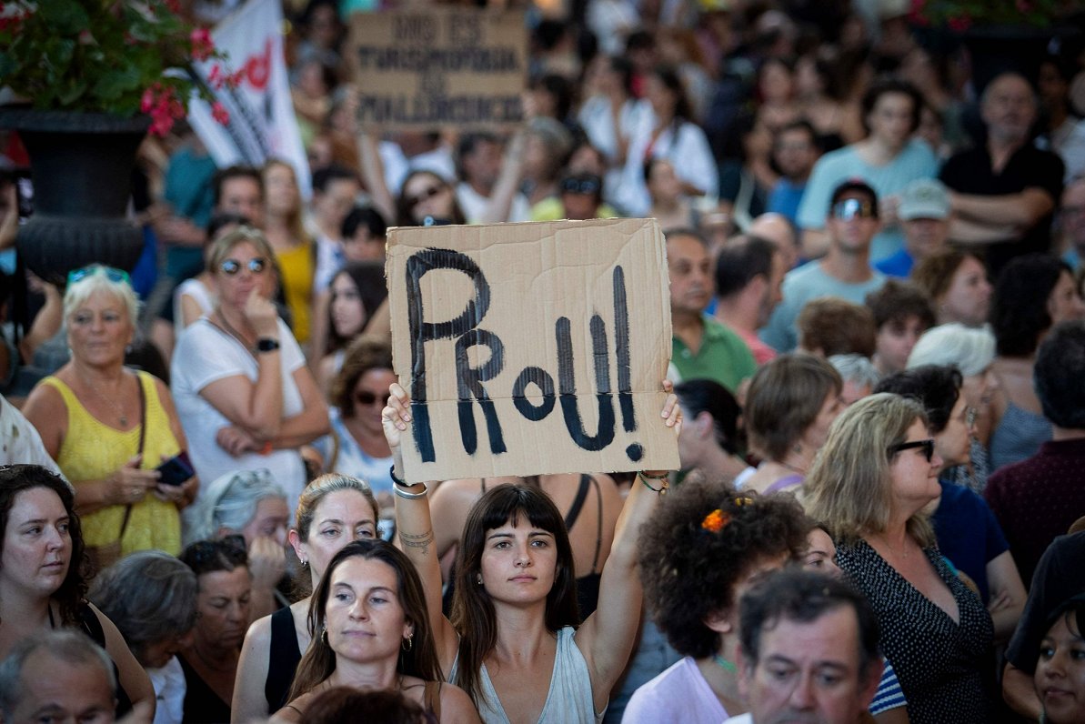 Protesta akcijas dalībnieki ar saukli &quot;Pietiek!&quot;