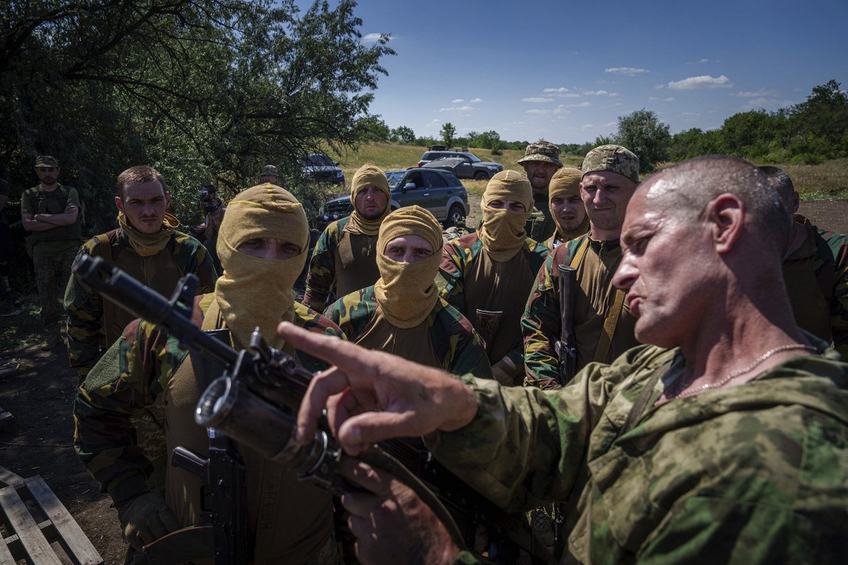 Ukrainas armijas instruktors apmāca no cietumiem atbrīvotos ieslodzītos, kas brīvprātīgi nolēmuši pi...