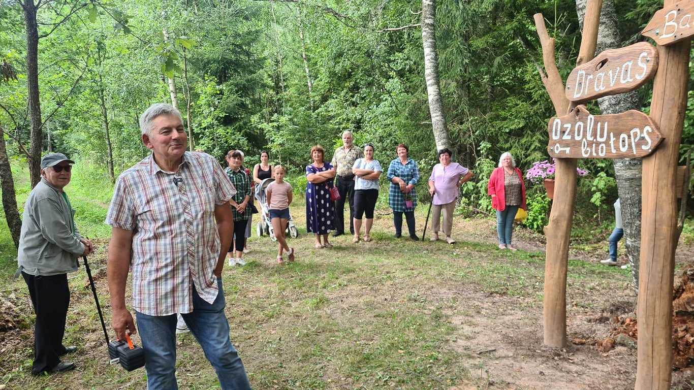 Jāņa Baltvilka jubilejā Kabiles mežā izstaigā «Baltā Vilka taku»