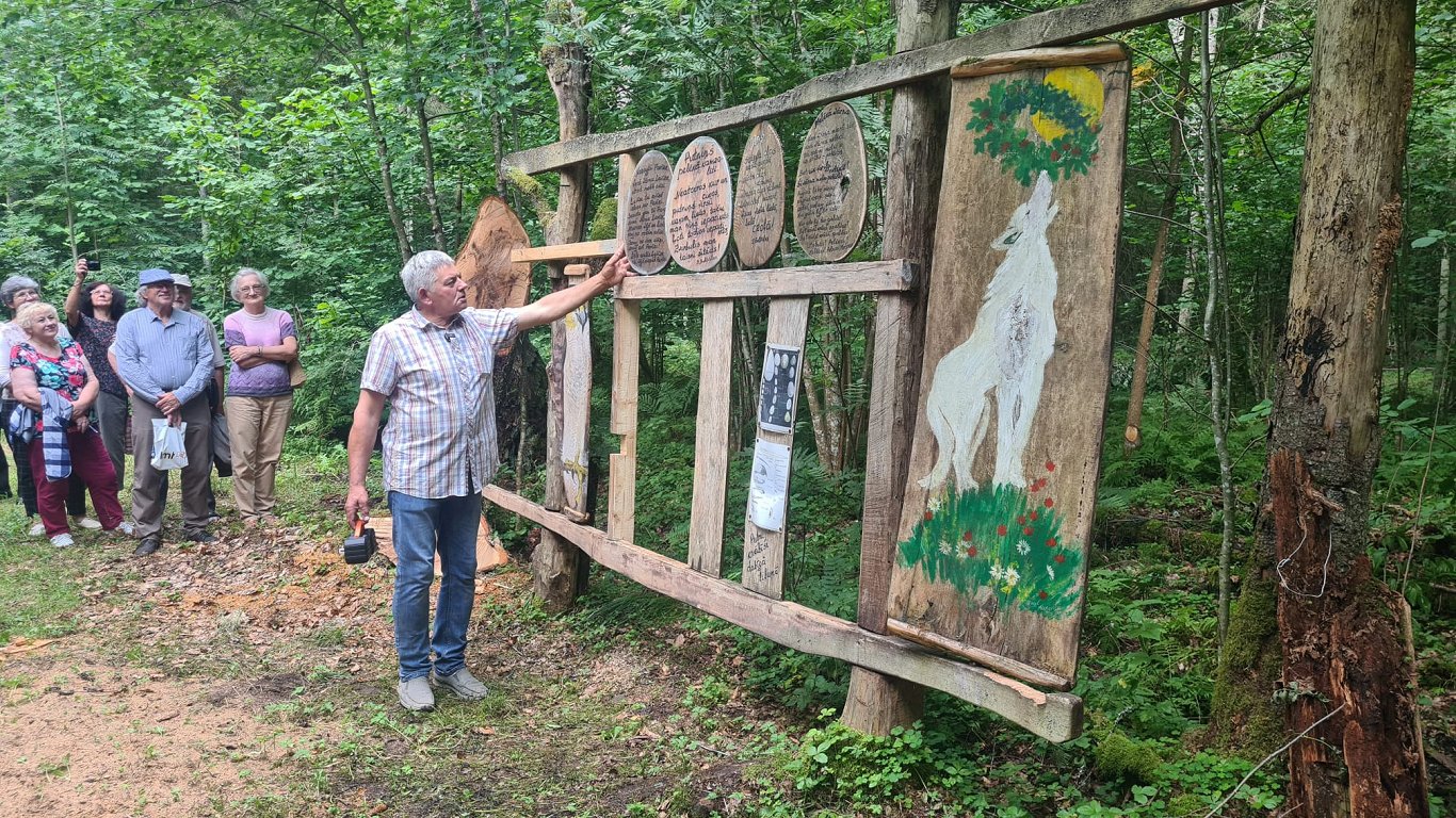 Jāņa Baltvilka jubilejā Kabiles mežā izstaigā «Baltā Vilka taku»