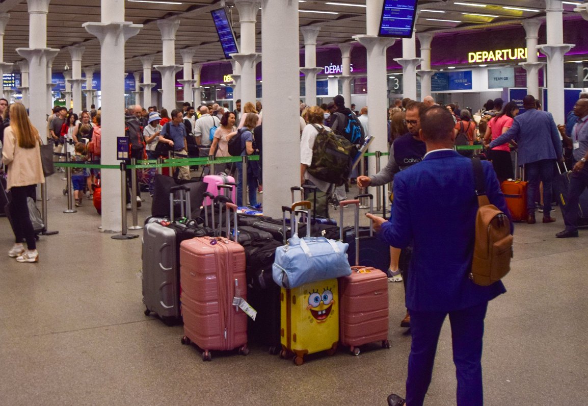 Cilvēki drūzmējas Lielbritānijas galvaspilsētas Londonas dzelzceļa stacijā, gaidot &quot;Eurostar&qu...