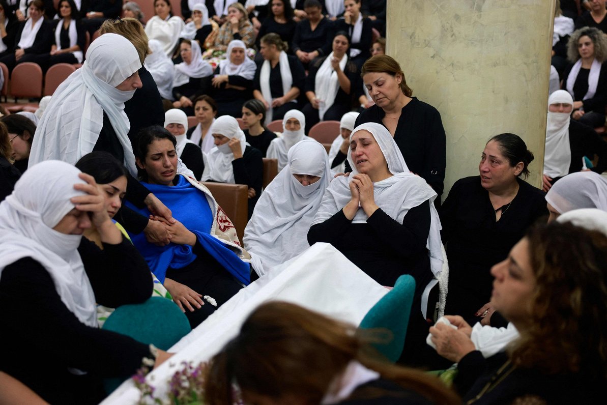 Druzu kopienas sievietes sēro par bērnu nāvi raķetes triecienā Golānas augstienēs. Izraēla par šo uz...