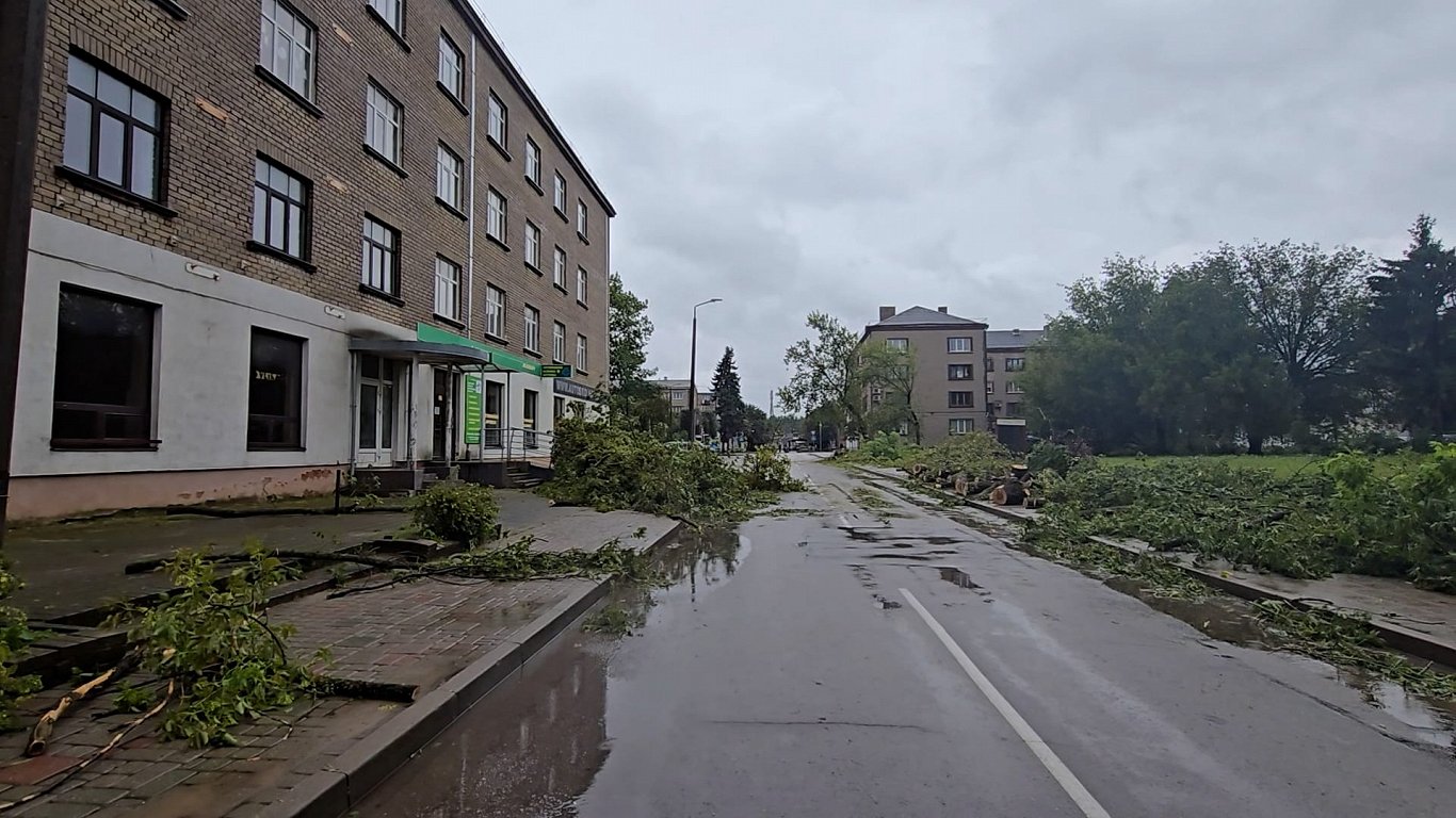 Stiprā vēja un lietus sekas Jelgavā.