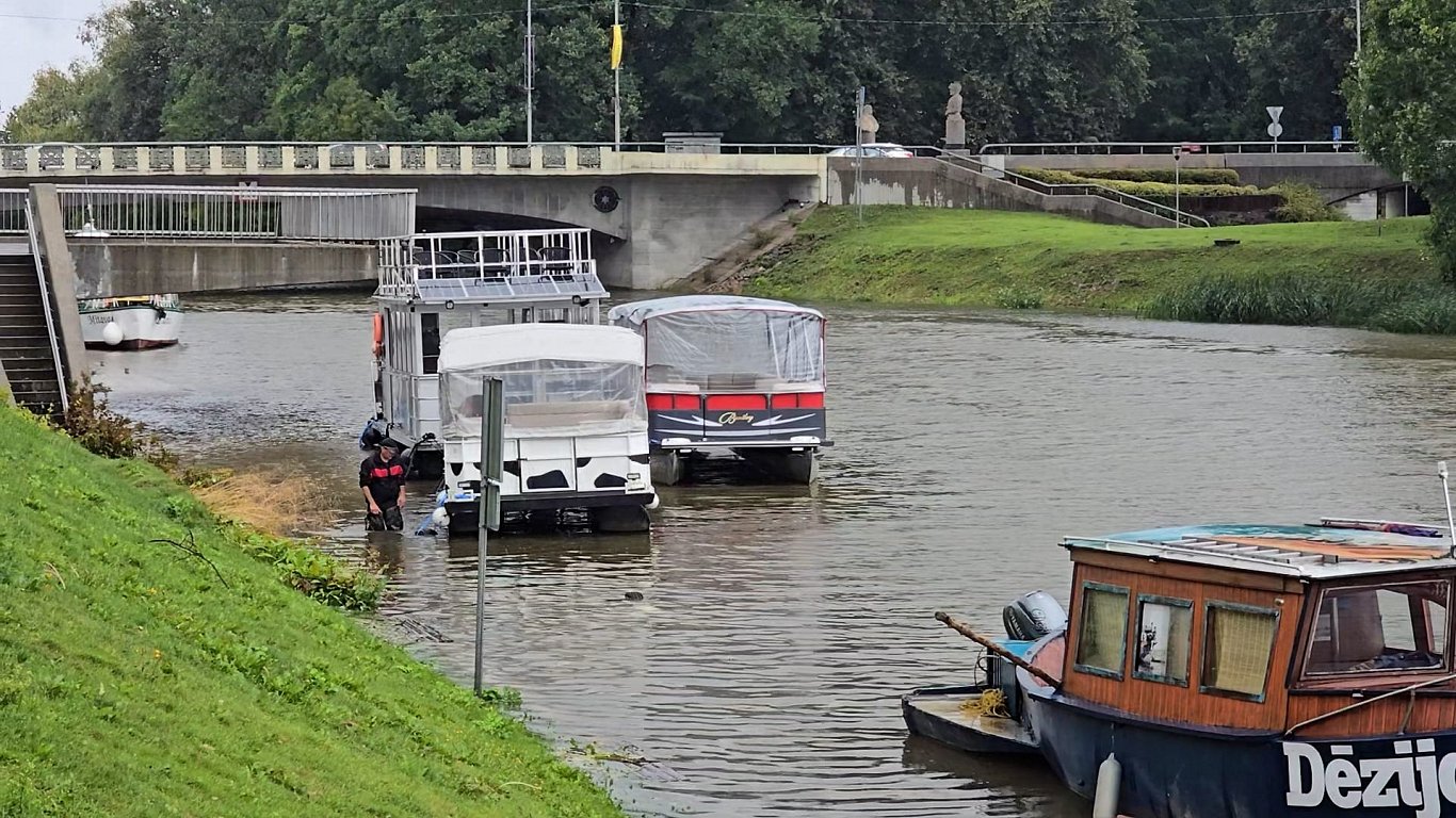 Stiprā vēja un lietus sekas Jelgavā.