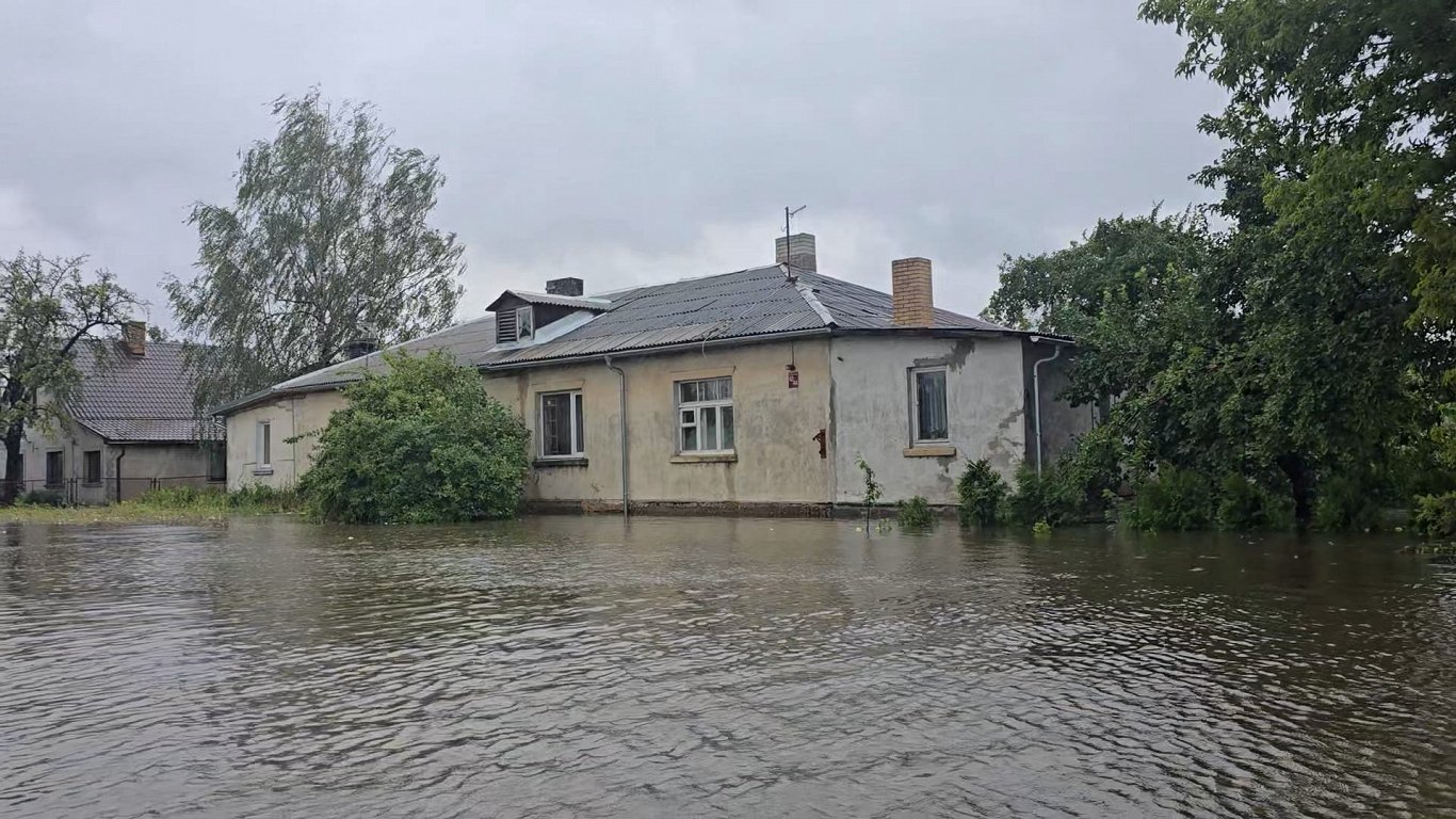 Stiprā vēja un lietus sekas Jelgavā.