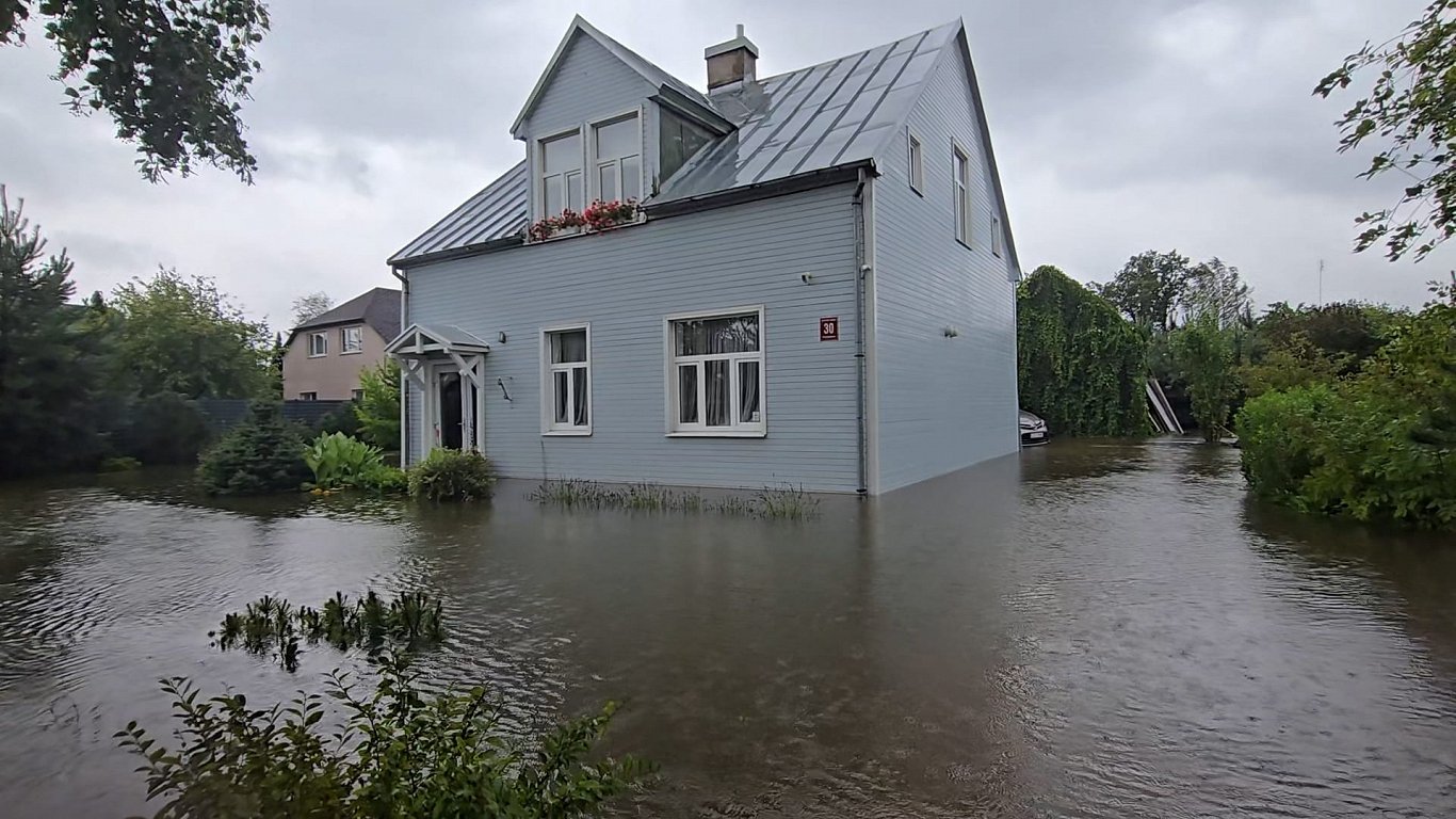 Stiprā vēja un lietus sekas Jelgavā.