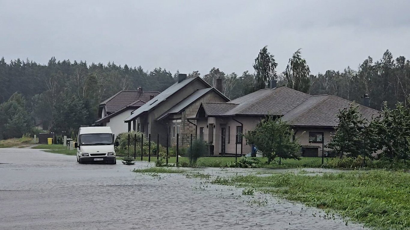 Stiprā vēja un lietus sekas Jelgavā.