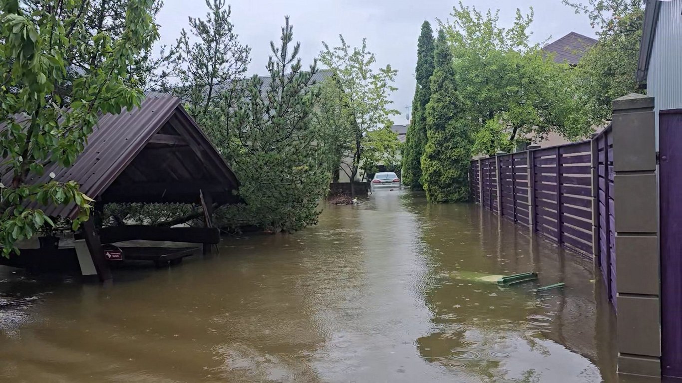 Stiprā vēja un lietus sekas Jelgavā.