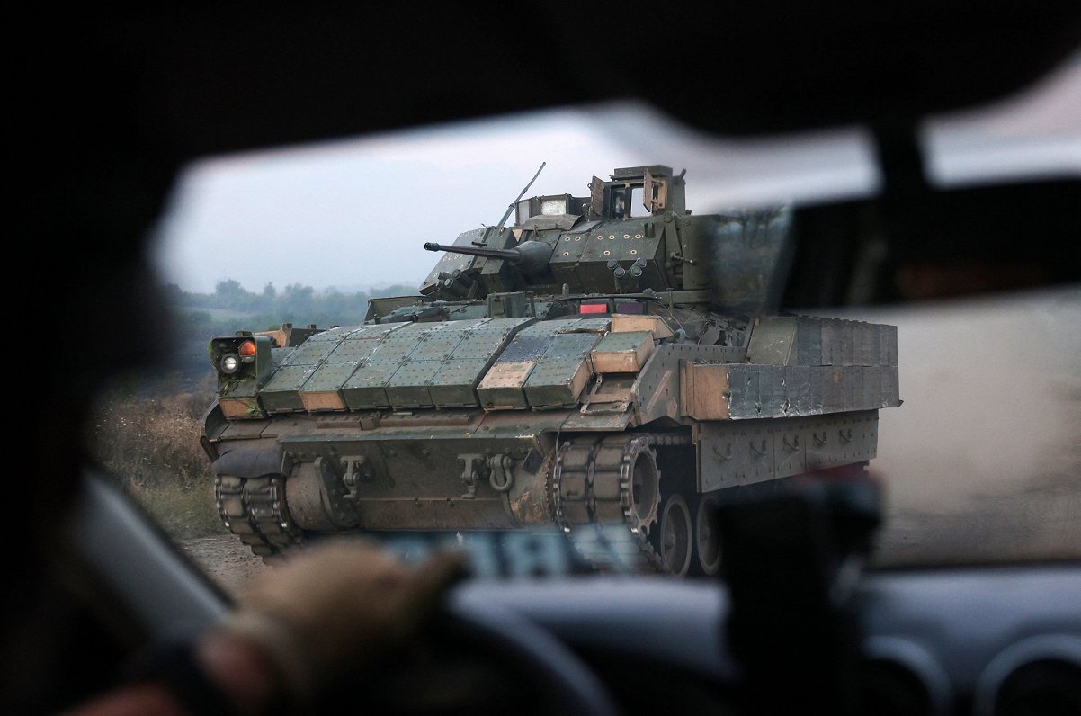 Ukrainas armijas bruņu transportieris &quot;Bradley&quot; netālu no Toreckas Doneckas reģionā.